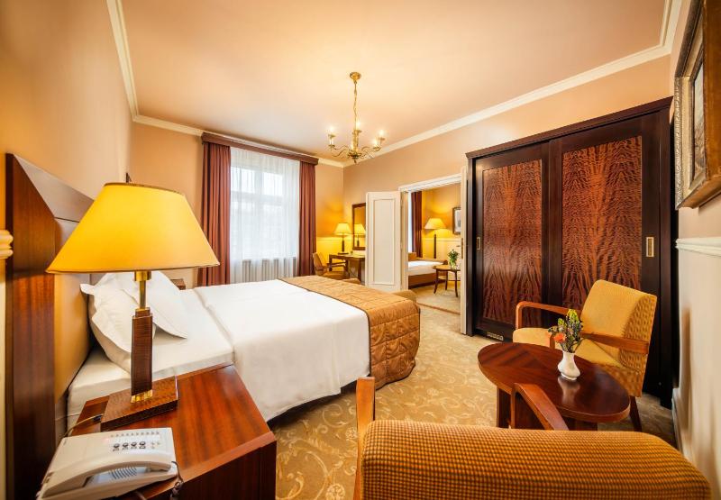 Deluxe Junior Suite image 3