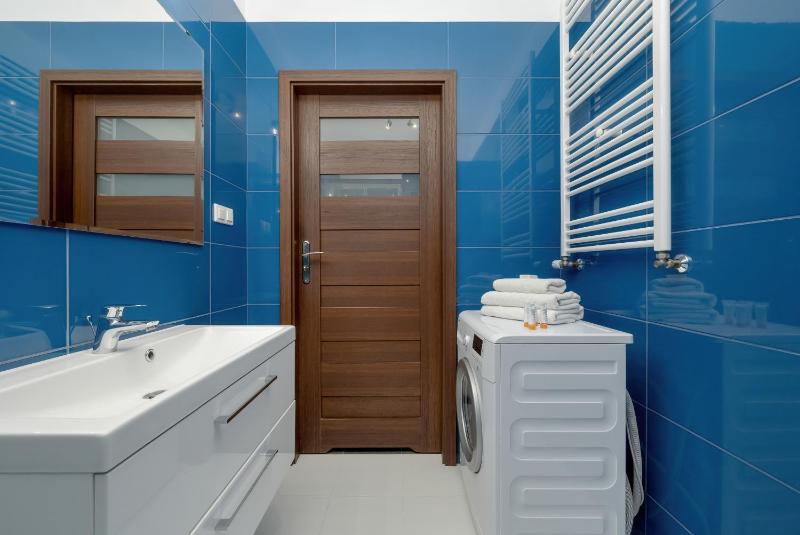 Klimasa White&Blue Apartment with Balcony in Wrocław by Noclegi Renters - image 17