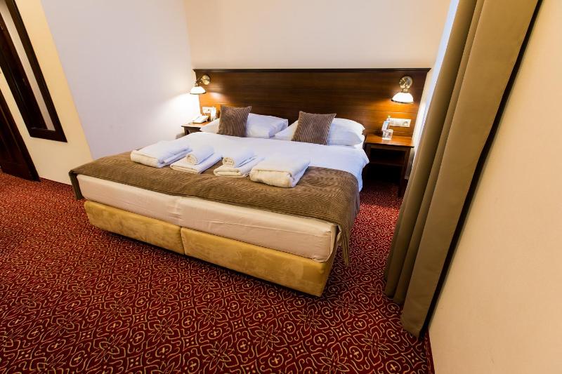 Double Room with Extra Bed image 4