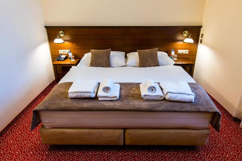 Double Room with Extra Bed image 3