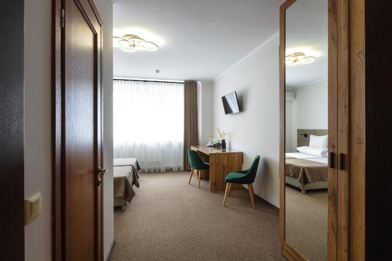 Comfort Twin Room image 4