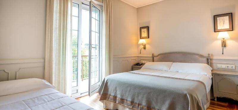 Double Room with Balcony image 4