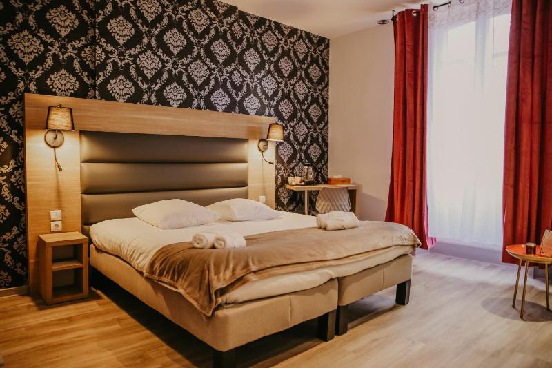 Deluxe Double or Twin Room image 2