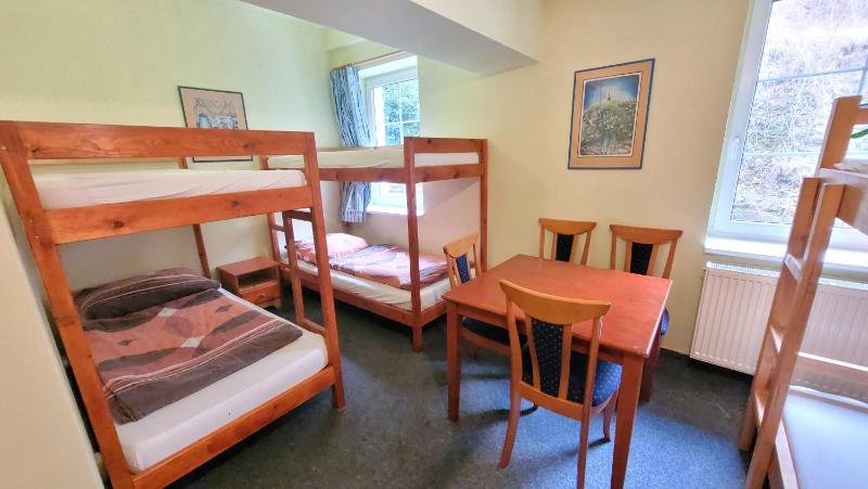 10-Bed Mixed Dormitory Room image 4