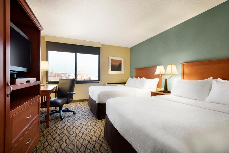 One-Bedroom Suite with Sofa Bed image 2
