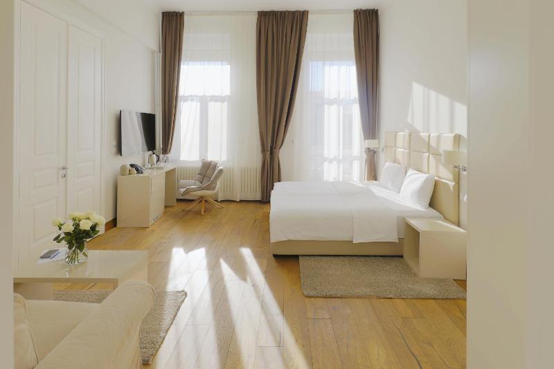 Deluxe Double or Twin Room image 1