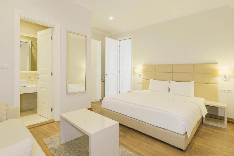 Twin Room with Extra Bed image 1