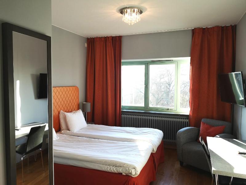 Double or Twin Room image 3