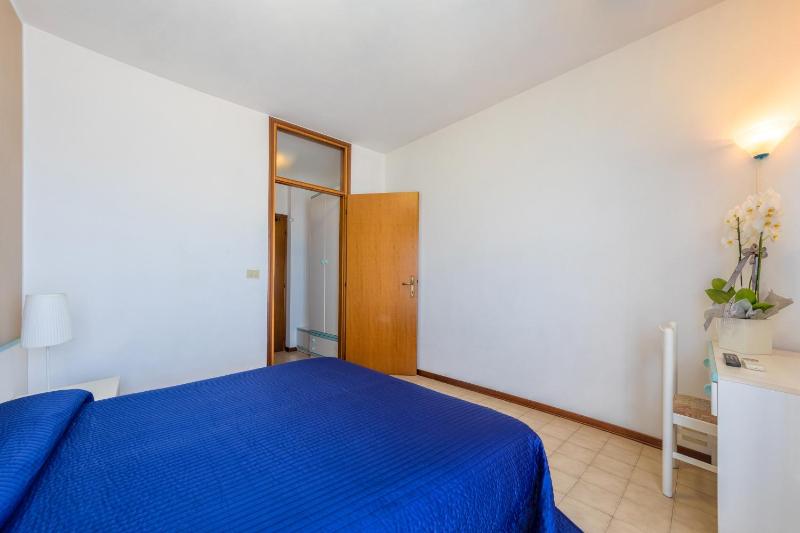 Double Room with Sea View image 3