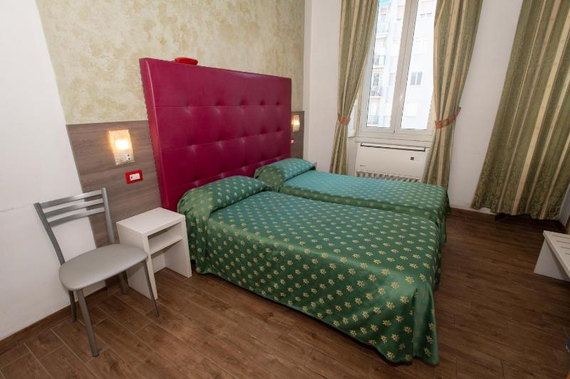 Deluxe Twin Room image 4