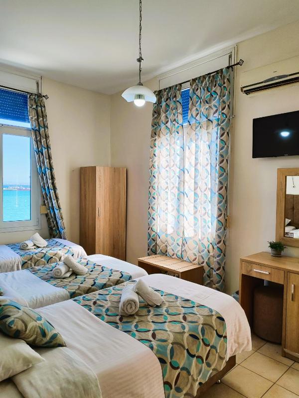 Standard Triple Room with Sea View image 4