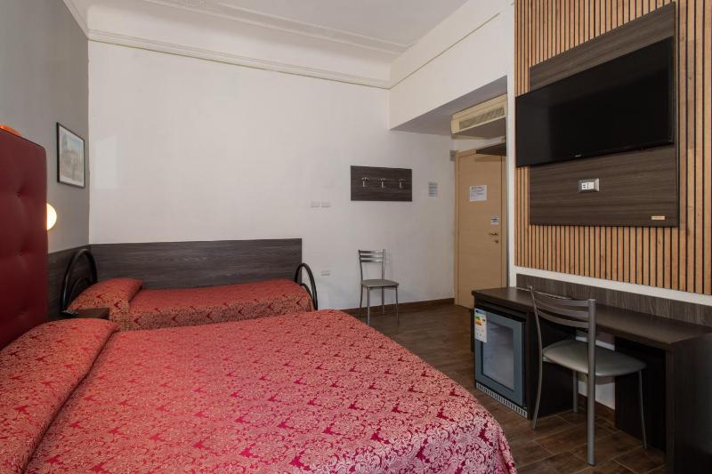 Deluxe Triple Room image 3