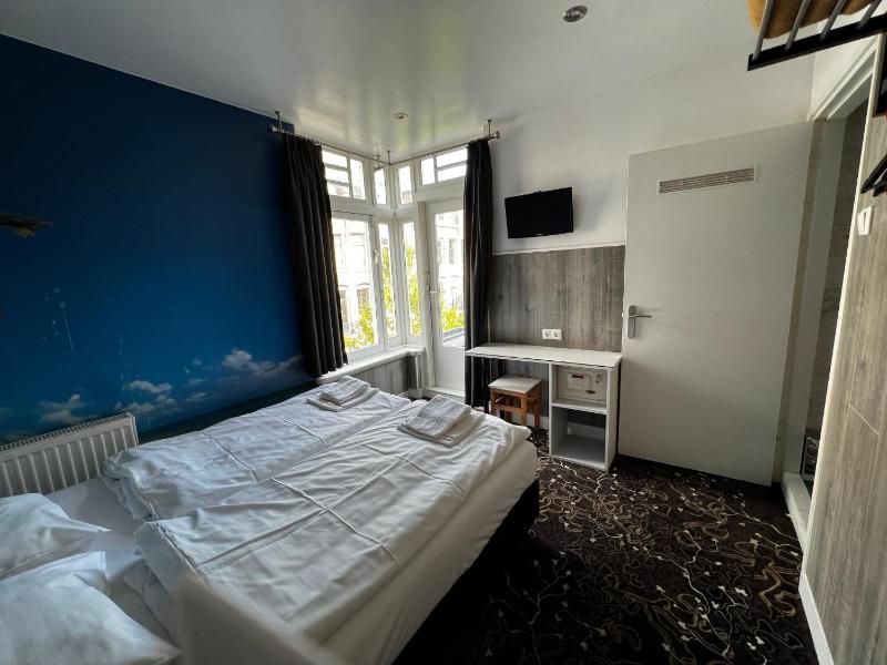Basic Double Room image 4