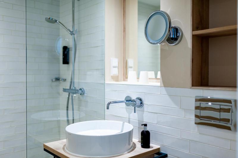 Superior Double Room with Balcony image 3