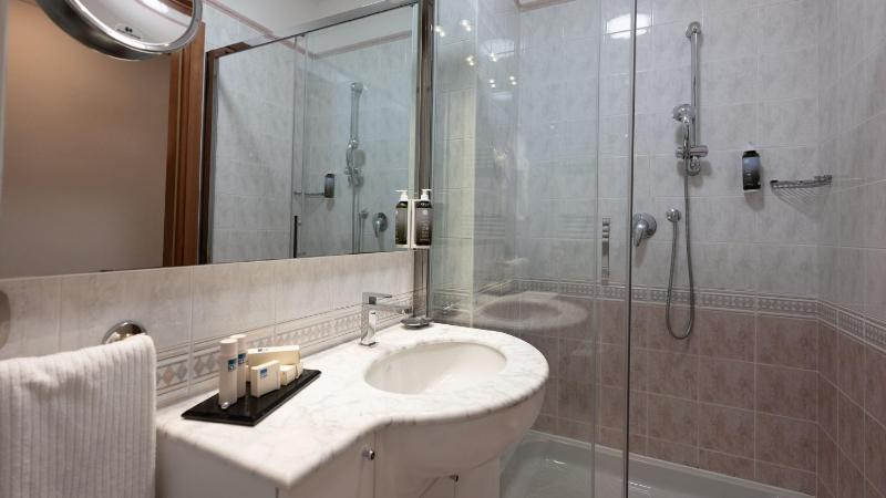 Standard Room with Balcony image 2