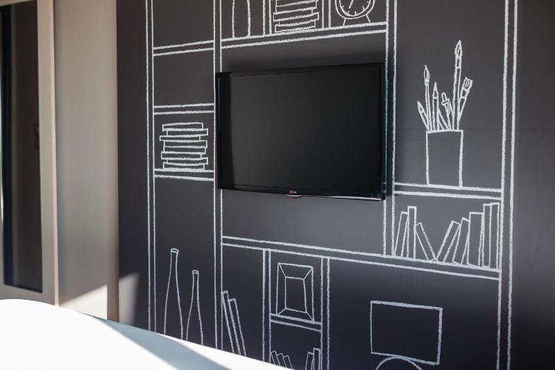 Standard Twin Room image 4