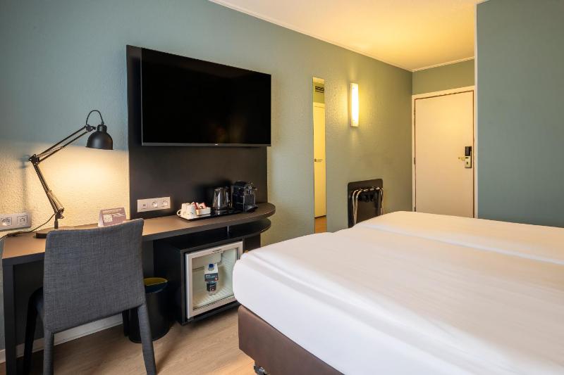 Classic Double Room image 4