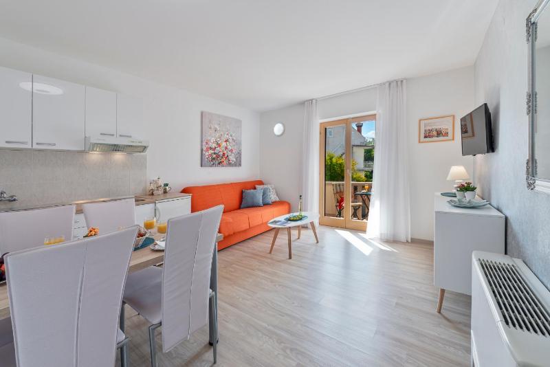 One-Bedroom Apartment with Balcony and Sea View image 4
