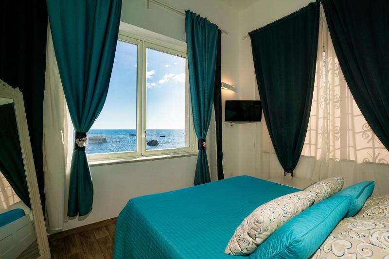 MarLove Sea View with Private Access to the Sea - image 8