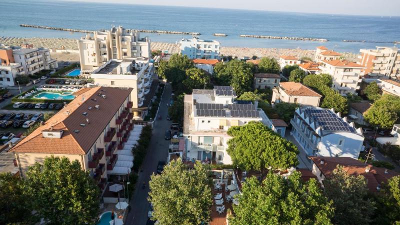 Hotel Villa dei Fiori - sul mare con piscina - image 31