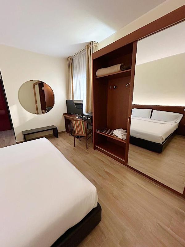 Double Room - Disability Access image 4