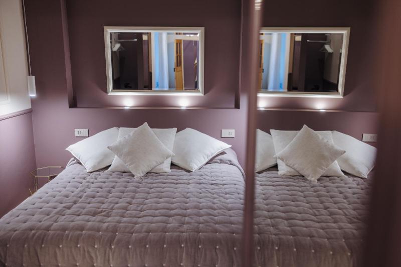 Double or Twin Room image 3