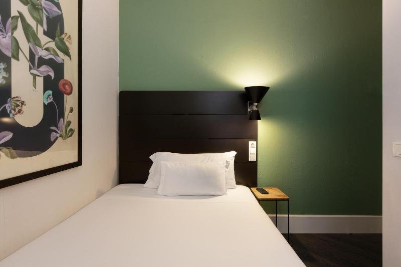 Single Room image 3