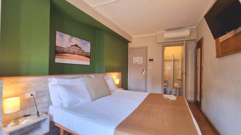 Double Room image 3