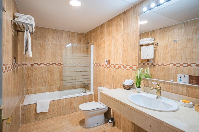 Double or Twin Room image 3