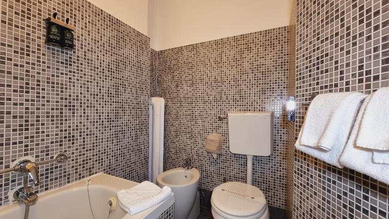 Twin Room image 2