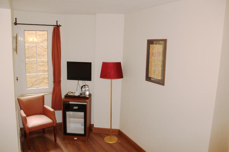 Economy Double Room image 3