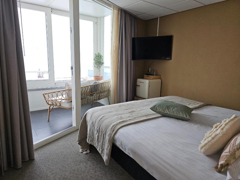 Deluxe Twin Room with Sea View with Balcony or Loggia  image 4