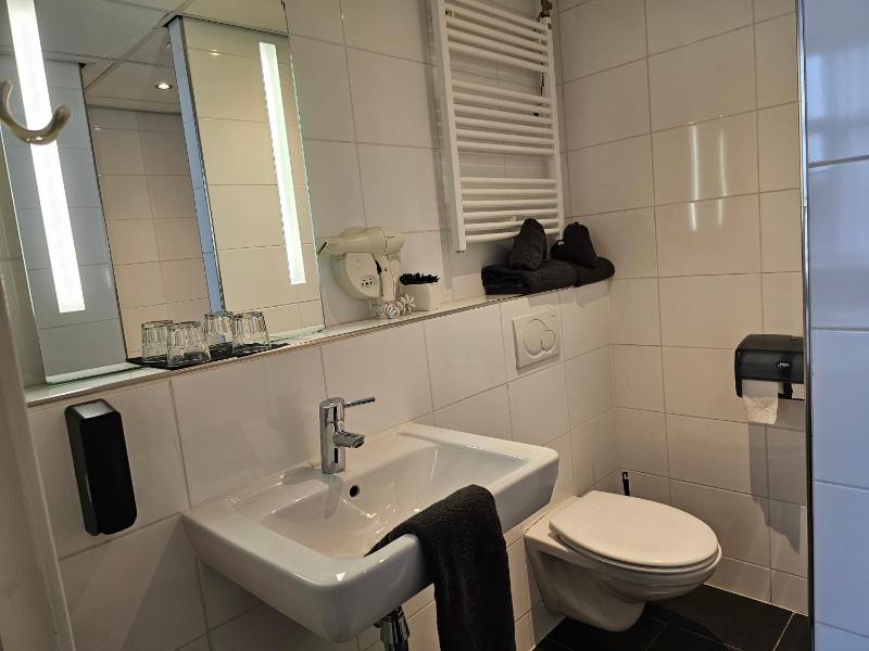 Deluxe Twin Room at The City Side with Elevator Access image 1