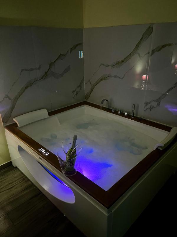 Deluxe Suite with Spa Bath image 4