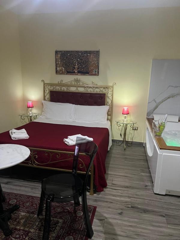 Deluxe Suite with Spa Bath image 3