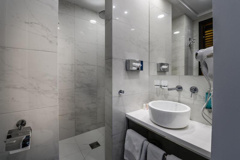 Double Room with Balcony image 2