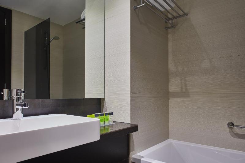 Superior Twin Room image 3