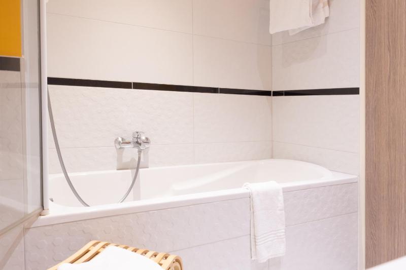 Superior Non Smoking Room with One Double Bed and Two Single Beds image 4
