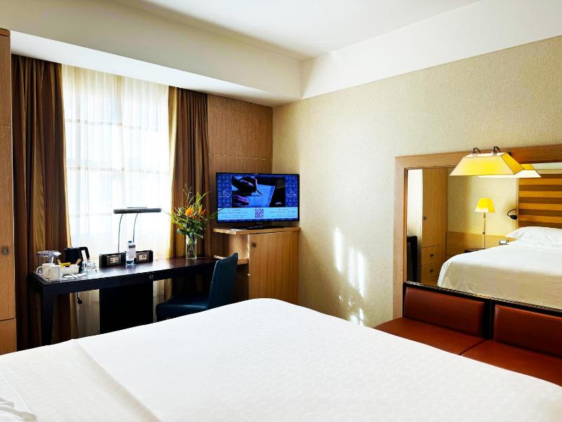 Superior King Room image 4