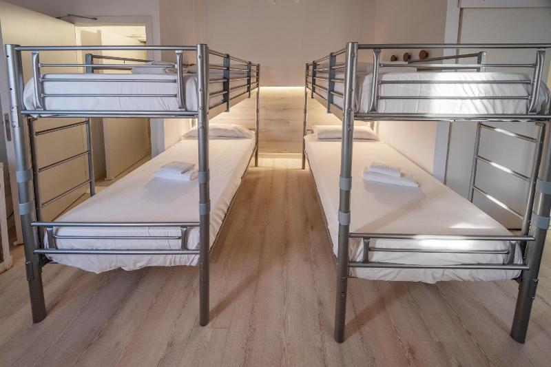Economy Quadruple Room image 2