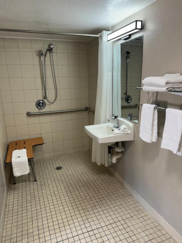 Queen Room - Disability Access image 4