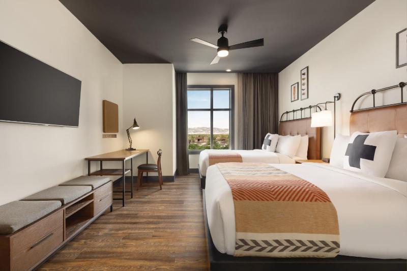 Queen room with 2 Queen Beds, Mountain View, Non-Smoking image 3