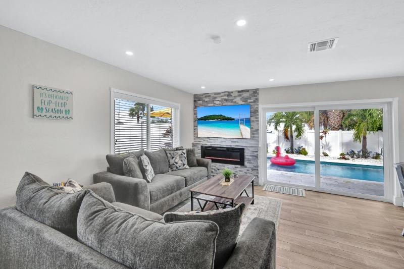 NEW Palm Tree Paradise -Close To The Beach! Beautiful Heated Pool! - image 3