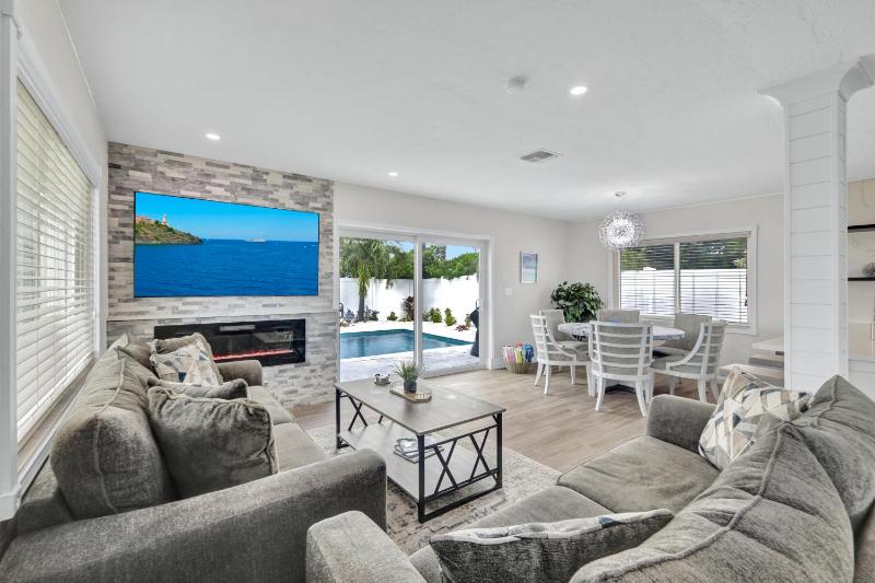 NEW Palm Tree Paradise -Close To The Beach! Beautiful Heated Pool! - image 9
