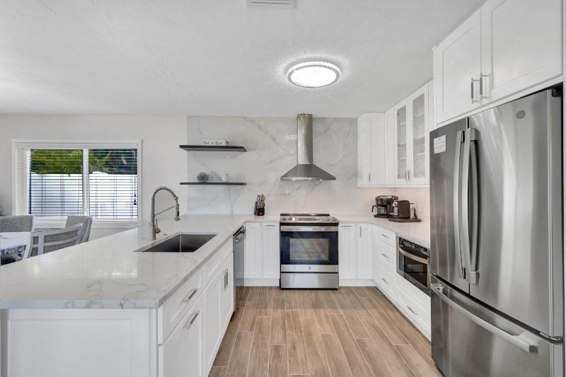 NEW Palm Tree Paradise -Close To The Beach! Beautiful Heated Pool! - image 7