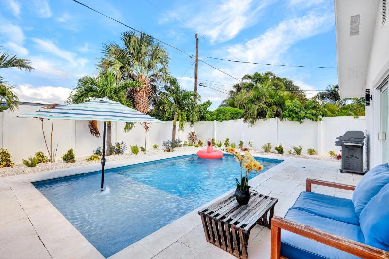 NEW Palm Tree Paradise -Close To The Beach! Beautiful Heated Pool! - image 2