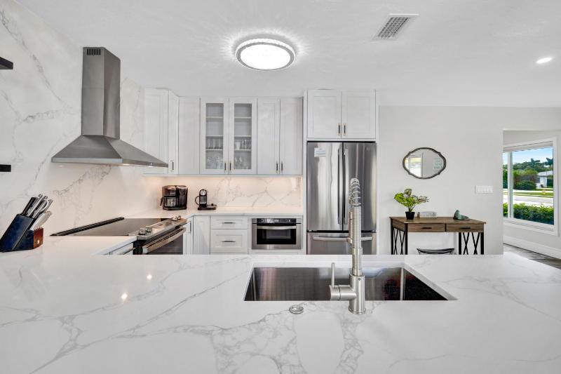 NEW Palm Tree Paradise -Close To The Beach! Beautiful Heated Pool! - image 37