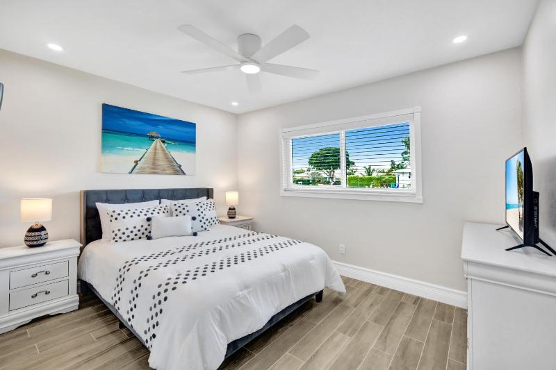 NEW Palm Tree Paradise -Close To The Beach! Beautiful Heated Pool! - image 18