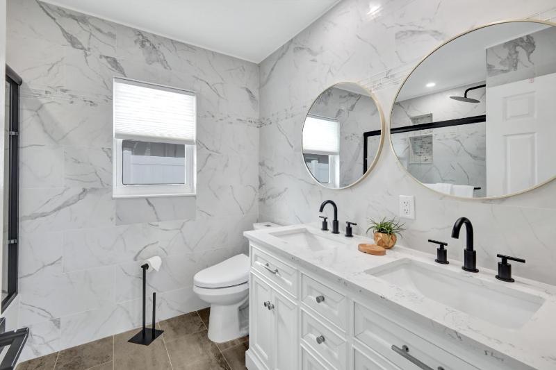 NEW Palm Tree Paradise -Close To The Beach! Beautiful Heated Pool! - image 30