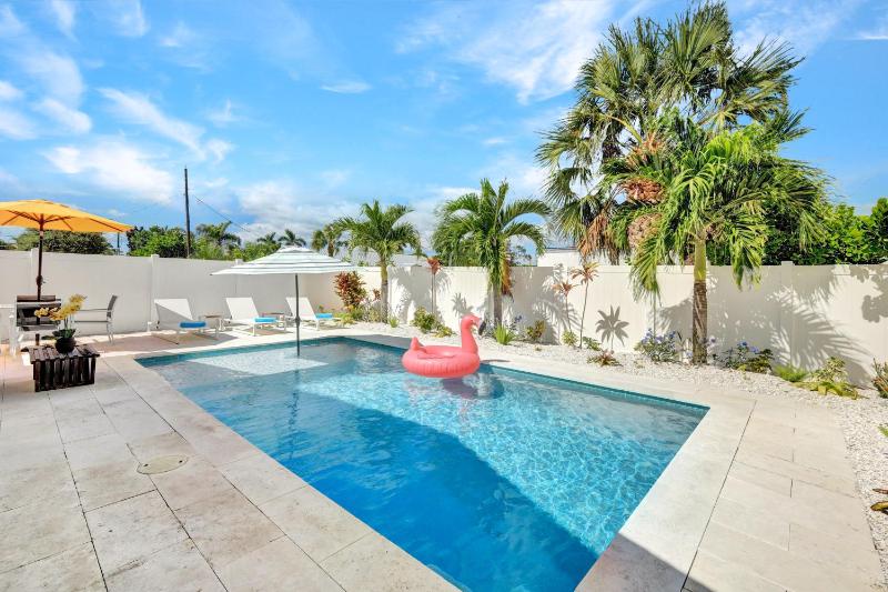 NEW Palm Tree Paradise -Close To The Beach! Beautiful Heated Pool! - image 14